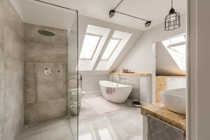 Altersgerechtes Umbauen - modernes Badezimmer mit Dusche und Badewanne