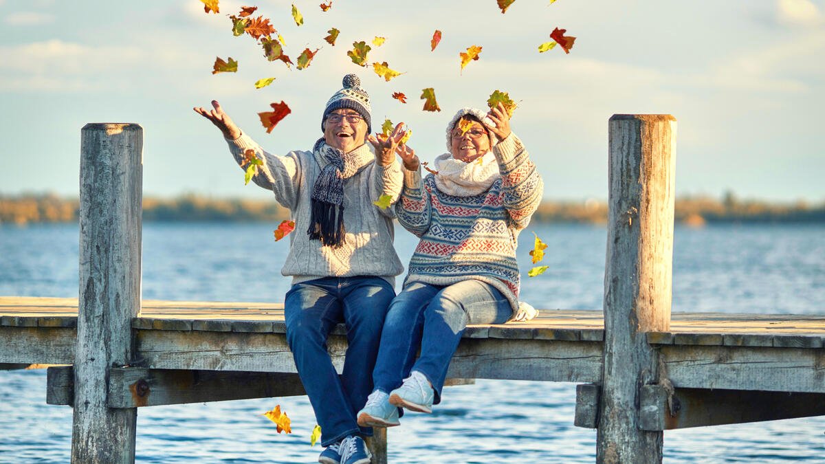 Altersgerechtes Umbauen - älteres Ehepaar auf einem Steg am See