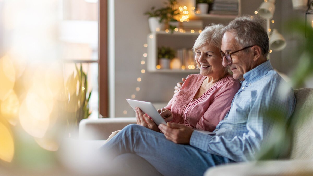 Altersgerechtes Umbauen - Ã¤lteres Ehepaar zu Hause im Wohnzimmer
