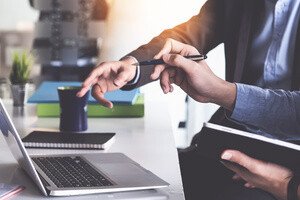 EVG Erbbaugrund Verwaltungsgesellschaft mbH - Beratung am Schreibtisch mit Laptop