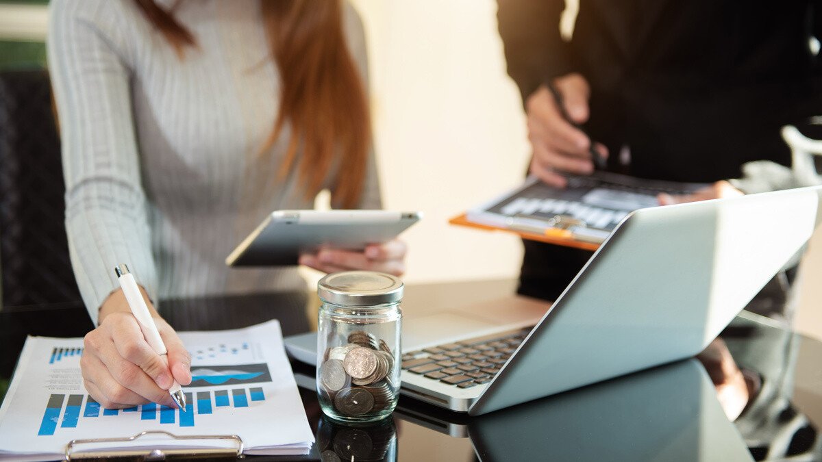 Eigenkapitalanteil Immobilienfinanzierung - 2 Personen am Schreibtisch