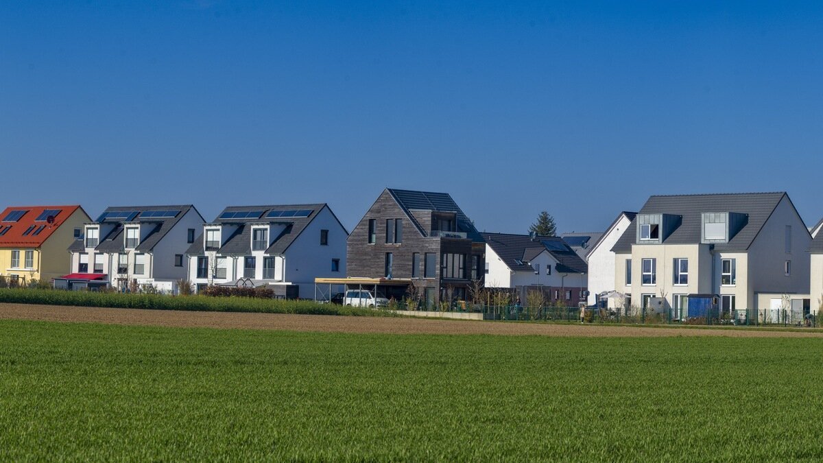 Grunderwerbsteuer - WohnhÃ¤user an einer Wiese