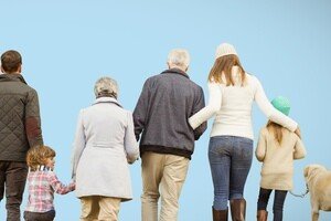 Grunderwerbsteuer Sparen - Familie Hand in Hand von Hinten