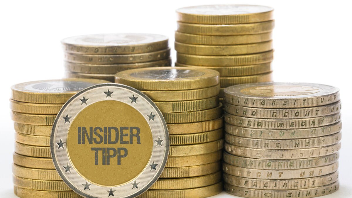 Grunderwerbsteuer Sparen - Geldmünzen mit Aufschrift: Insider Tipp