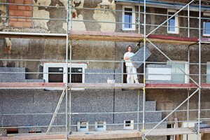Haus dämmen - Baustelle, Dämmplatten werden angebracht