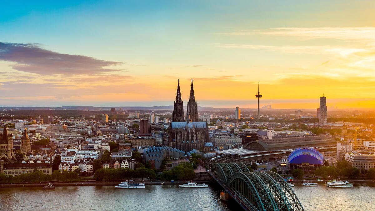 Heizkosten Preisentwicklung - Stadtkulisse von Köln in der Dämmerung