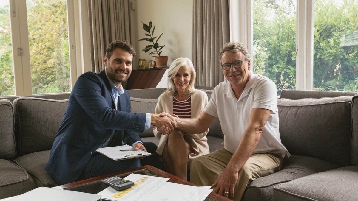 Immobilienmakler Ausbildung - Makler zu Hause bei älterem Ehepaar