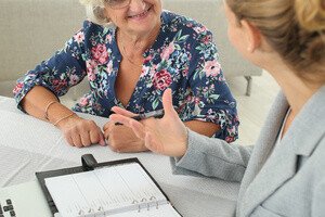 Immobilienmakler Ausbildung - Maklerin berät ältere Dame