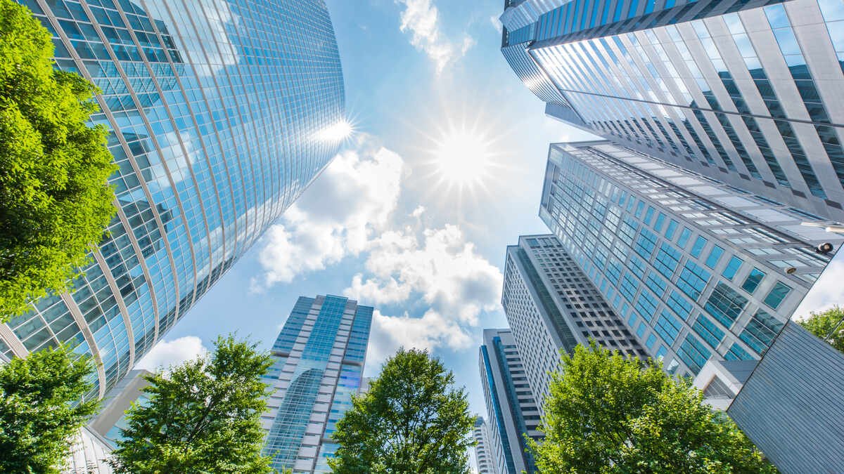 Immobilienmarkt 2026 - Blick Richtung Himmel zwischen Wolkenkratzer