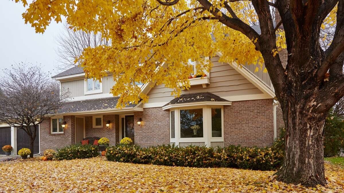 Immobilienverrentung international - Einfamilienhaus im Herbst