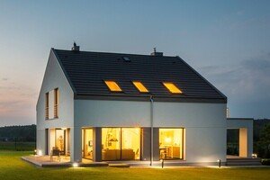 Immobilienverrentung international - Einfamilienhaus am Abend