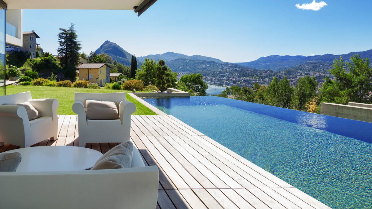 Immobilienwert Erhöhen - Garten mit Pool und Blick über die Berge