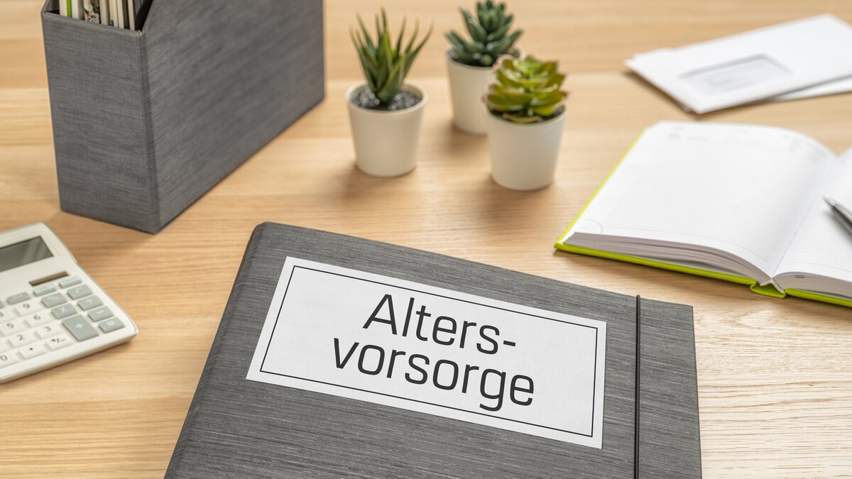Liquidhome Teilverkauf - Altersversorgungs Infomappe auf Schreibtisch