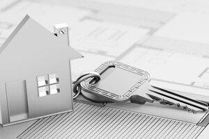 Maklerkosten in Deutschland - Schlüssel auf Tastatur