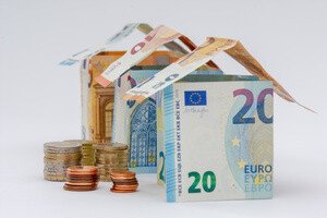 Maklerkosten in Deutschland - Geldscheine und Münzen