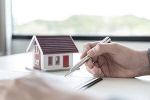 Maklerkosten in Deutschland - Büro mit Modellhaus