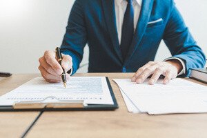 Mieterhöhung BGH - Person am Schreibtisch