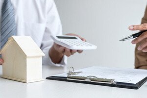 Mieterhöhung BGH - Person mit Taschenrechner