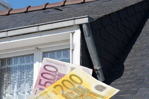Mietrecht - Bargeld mit Wohnung im Hintergrund