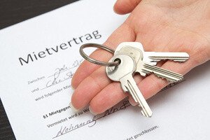 Notarkosten Hauskauf - Schlüssel in der Hand über Kaufvertrag