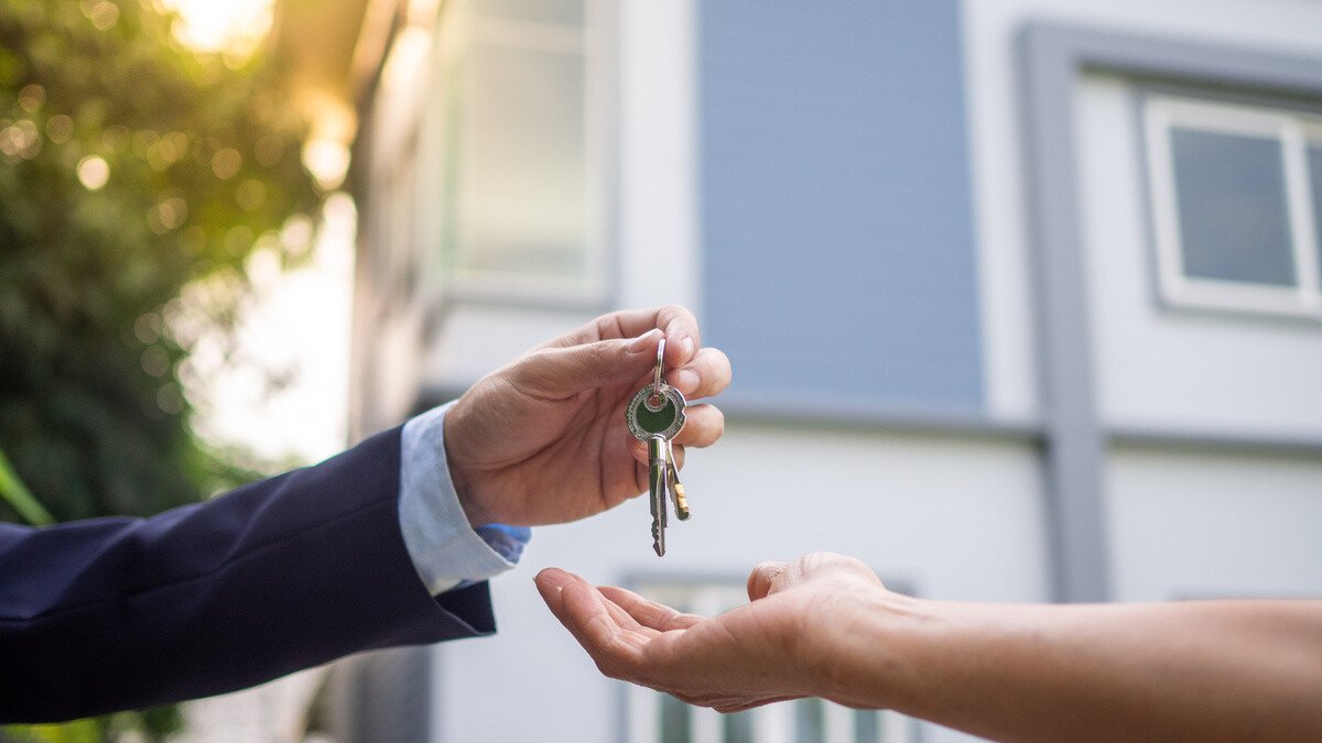 Notarkosten Hauskauf - Schlüsselübergabe vor gekauftem Haus