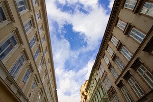 Probleme Hausverwaltung - Blick Richtung Himmel, rechts und links 2 gleiche Mehrfamililienhäuser