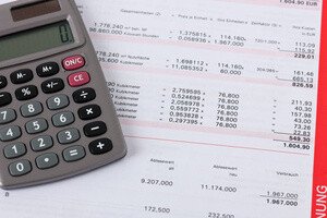 Probleme Hausverwaltung - Taschenrechner und Rechnung am Tisch