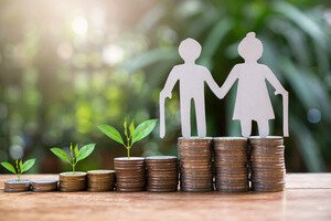 Regulierung Teilverkauf - Geldmünzen und Modell von 2 älteren Menschen