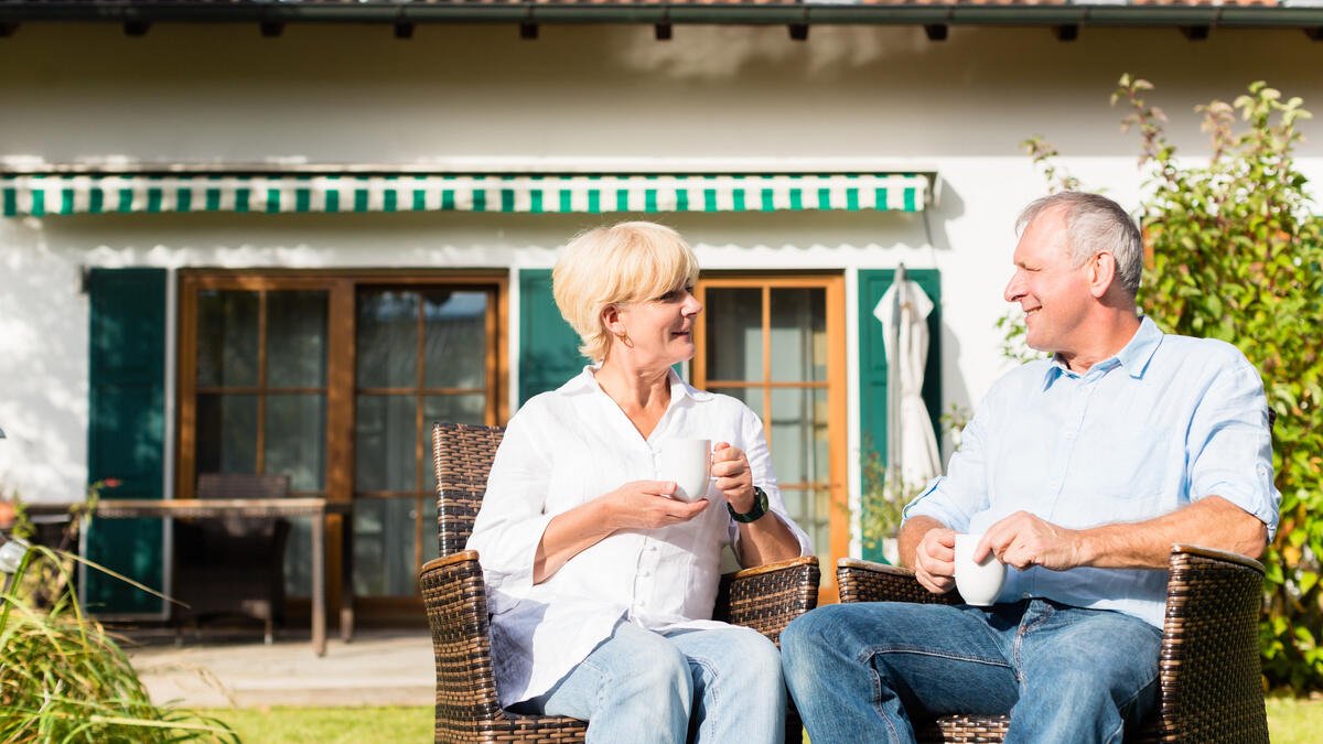 Seniorenfinanzierung - älteres Ehepaar im Garten