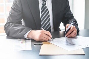 Seniorenfinanzierung - Mann am Schreibtisch