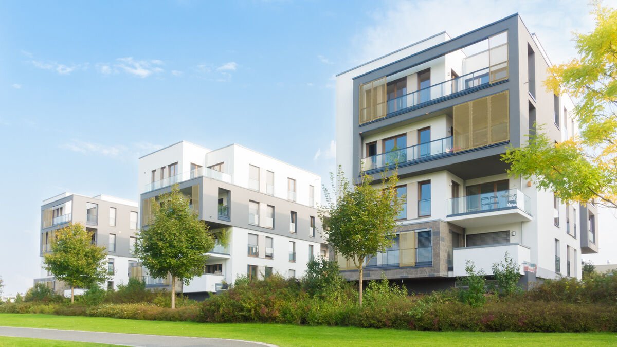 Versicherungen fuer Mieter Versicherungen fuer Mieter - Mehrfamilienhaus modern im Grünen