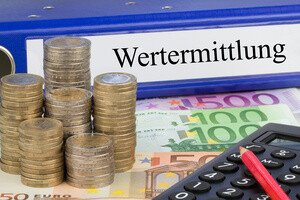 Wertermittlung Immobilie Schenkung - Bargeld mit Ordner mit Wertermittlungsunterlagen
