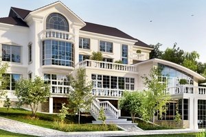 Betreten eines Nachbargrundstücks - Große weiße Villa mit klassischer Fassade und Garten