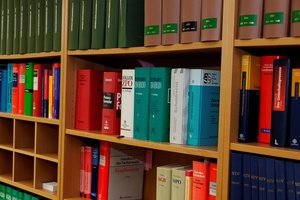 Betreten eines Nachbargrundstücks - Gesetz und Recht, Paragraphenzeichen