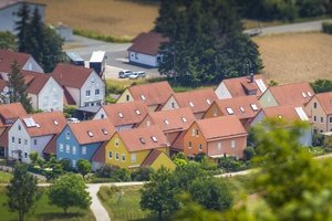Betreten eines Nachbargrundstücks - Luftblick auf farbige Einfamilienhäuser in Wohnsiedlung