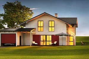 Betreten eines Nachbargrundstücks - Panorama eines beleuchteten Einfamilienhauses auf grünem Hügel bei Abendlicht