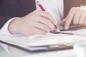 BGH-Urteil 2026 - Hand schreibt neben Taschenrechner auf Unterlagen