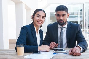 Bonitätsprüfung - 2 Anwälte am Schreibtisch, Laptop, Unterlagen und Büroarbeit