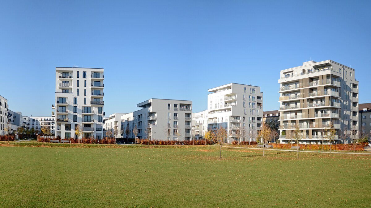 Brandschutz - große Wohnhäuser neben einer Wiese