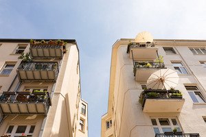 Brandschutz - Wohnhaus mit Balkonen von aussen