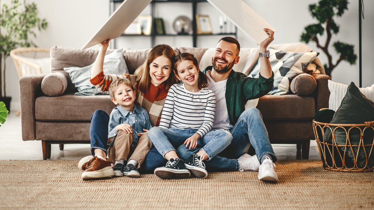 Brandschutz - Familie im Wohnzimmer unter Kartondach