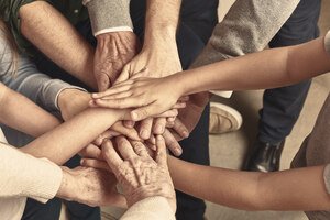 Erbengemeinschaft - Viele Hände einer Familie gestapelt aufeinander als Netzwerk Konzept