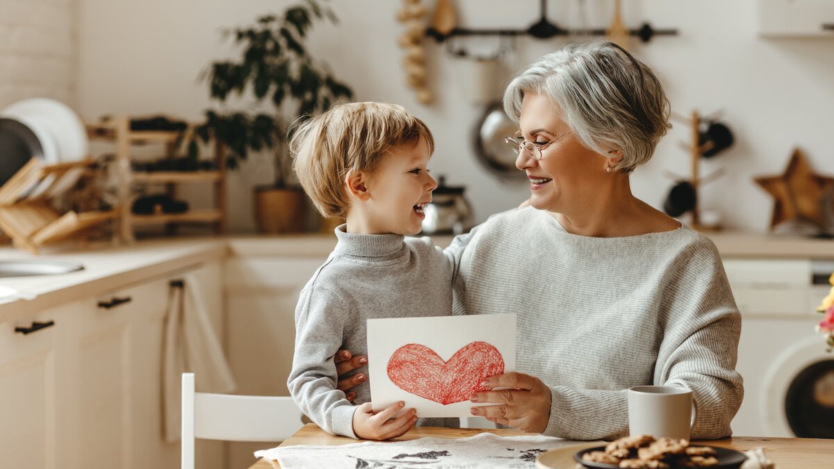 Großmutter und Enkelkind zu Hause als Symbol für das Familienheim