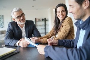 Erbteil verkaufen - Beratungsgespräch zwischen Immobilienprofi und Paar