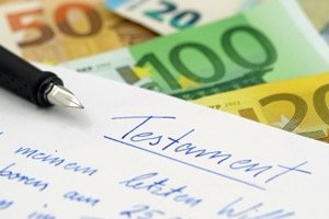 Erbschaftsteuer - Testament und Geldscheine