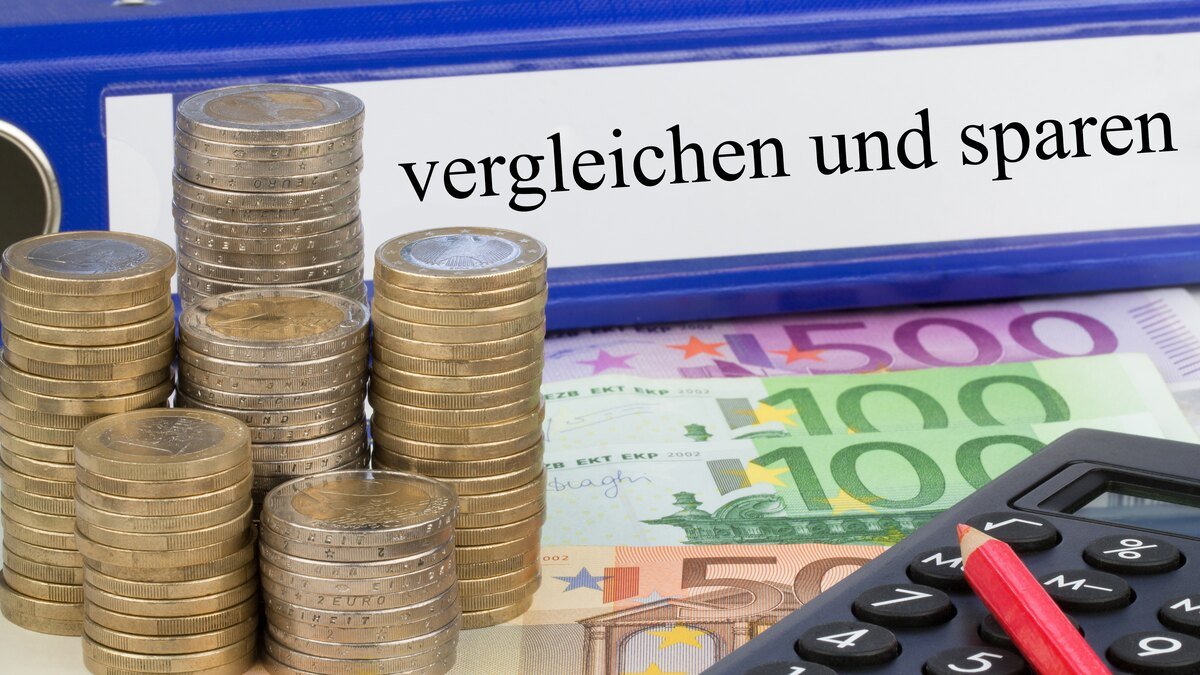 ETF-Sparplan - Ordner, Geldmünzen und Geldscheine
