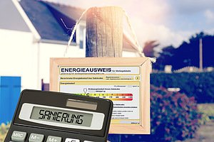 EU-Gebäuderichtlinie - Energieausweis mit Rechner und Wort Sanierung im Vordergrund