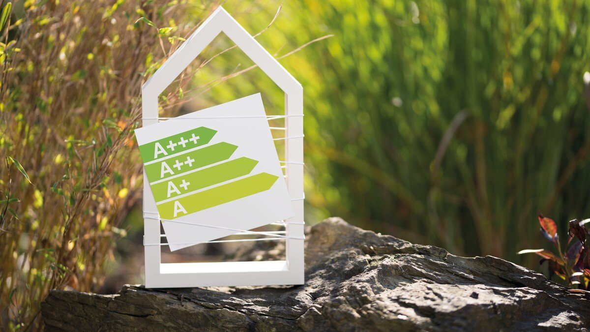 EU-Gebäuderichtlinie - Hausförmiger Rahmen mit Energieeffizienzklassen im Garten
