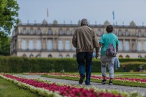Älteres Paar beim Spaziergang als Symbol für Wohneigentum im Alter