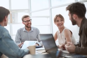 Beratungsgespräch zu Unterlagen und Lösungswegen